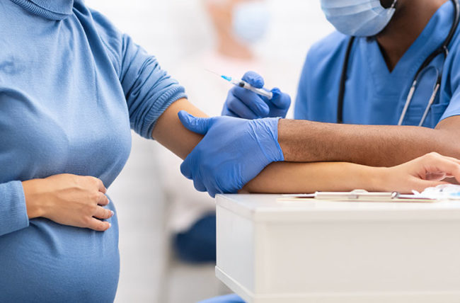 Δεν κινδυνεύουν οι έγκυες και τα βρέφη με τον εμβολιασμό στη διάρκεια της εγκυμοσύνης αναφέρει ο κος Μόσιαλος