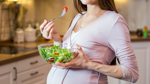 Εγκυμοσύνη: Ποιες είναι οι τροφές που πρέπει να αποφεύγουμε